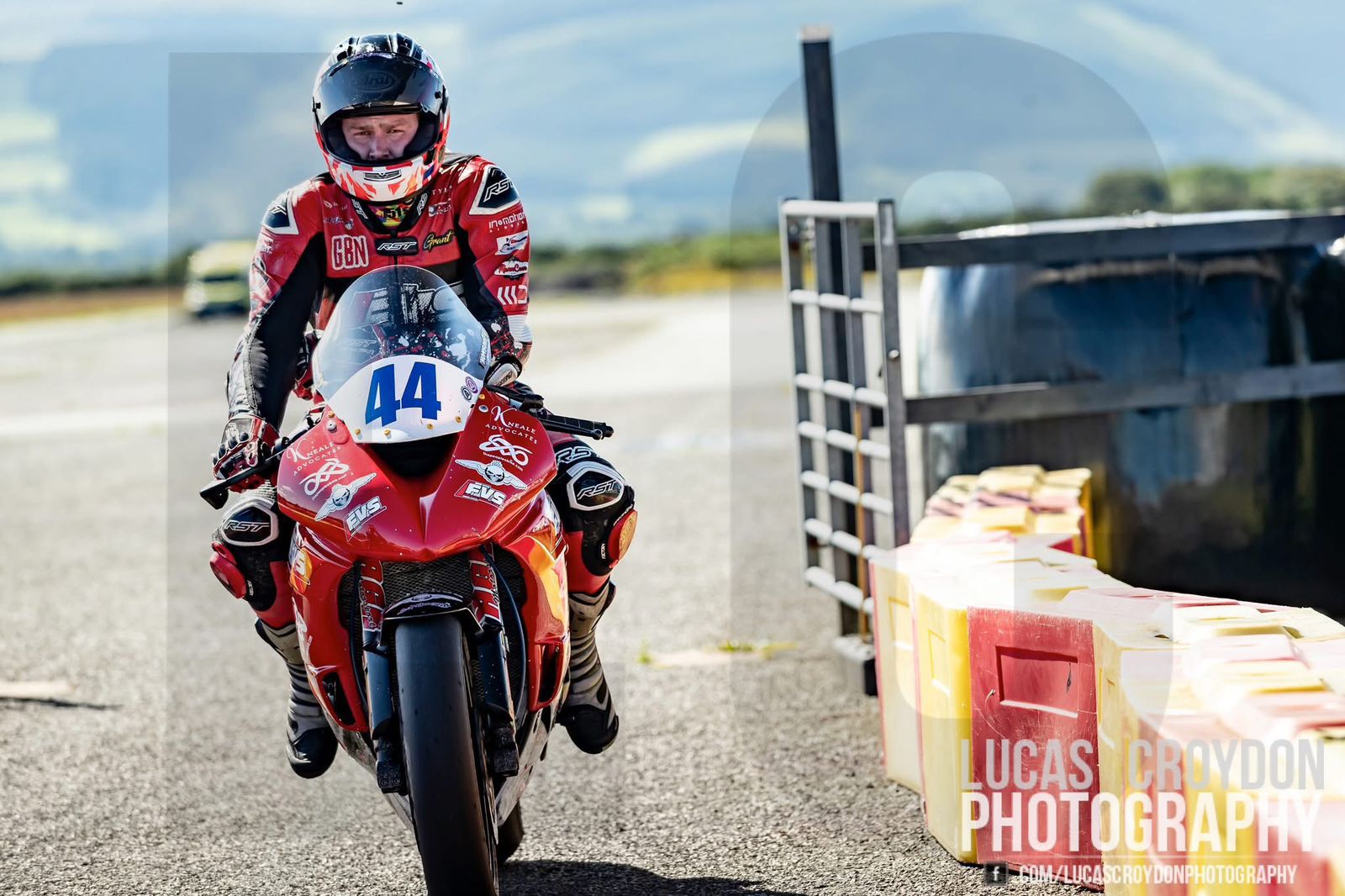 Grant Thomson number 44 competing at the Southern 100 2026